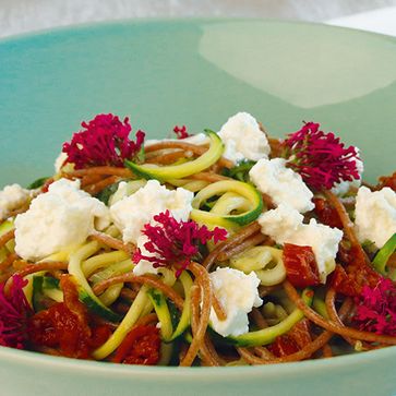 Dinkelvollkorn Spaghetti  mit Zucchini-Zoodles und Ricotta